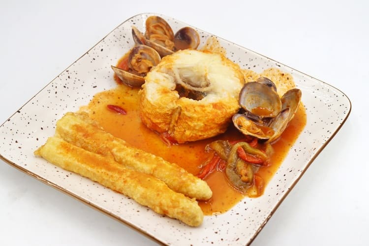 Merluza en salsa con almejas y espárragos PRINCIPAL