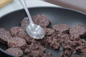 revuelto de morcilla paso 1