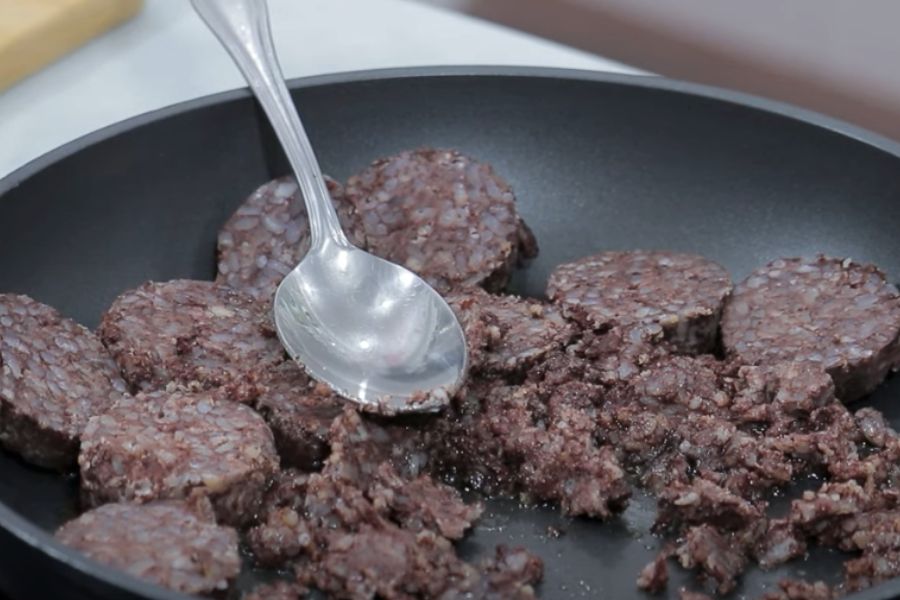 revuelto de morcilla paso 1