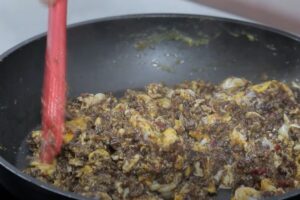 revuelto de morcilla paso 2