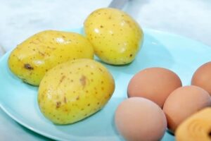 Patatas rellenas con ensaladilla de atún y gambas paso 1