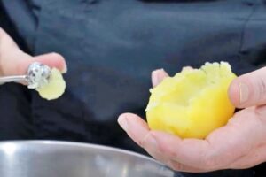 Patatas rellenas con ensaladilla de atún y gambas paso 2