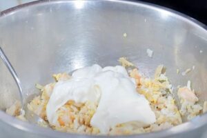 Patatas rellenas con ensaladilla de atún y gambas paso 3