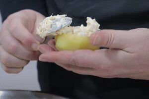 Patatas rellenas con ensaladilla de atún y gambas paso 4