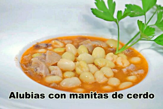 Alubias-blancas-con-manitas-de-cerdo-un-guiso-tradicional-y-sabroso-de-Javier-Romero