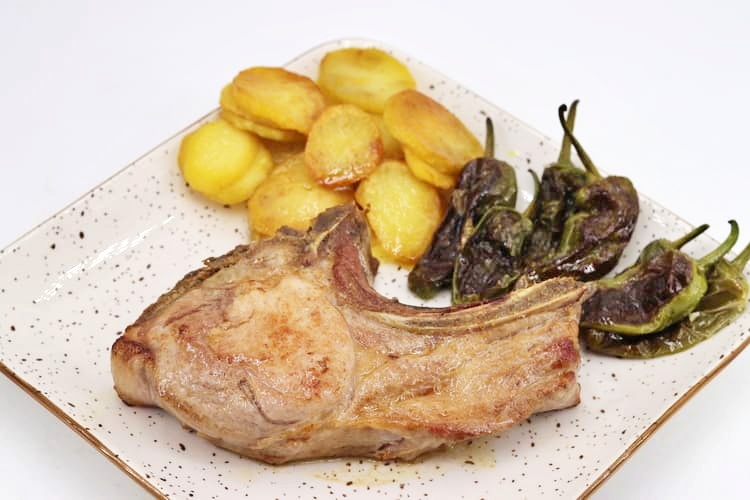 chuletón de cerdo con su guarnición paso final