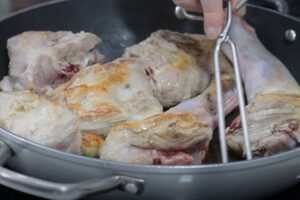 cordero con patatas y alcachofas paso 1