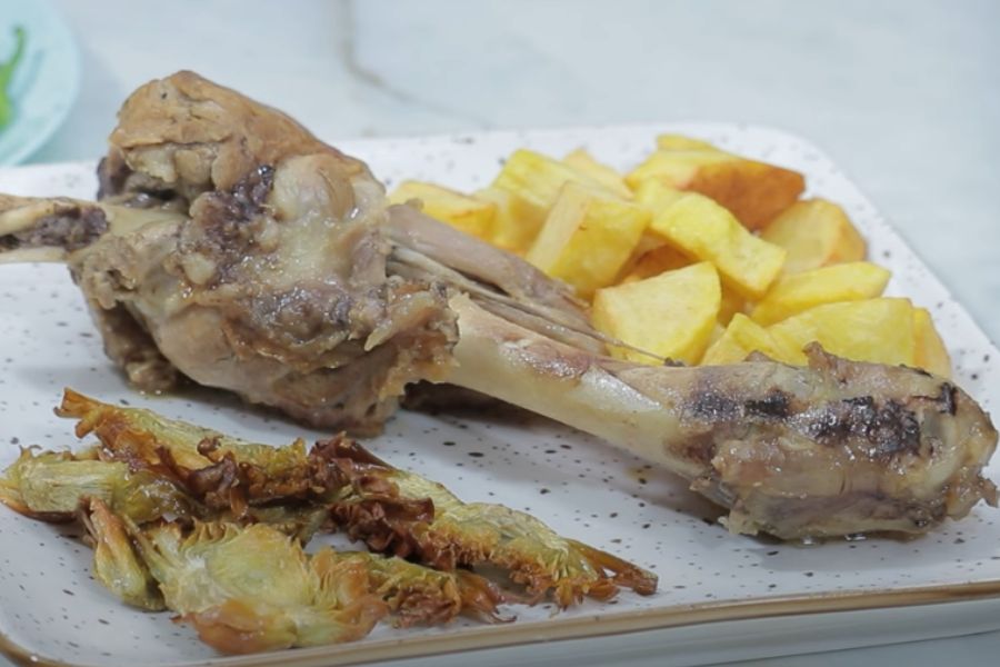 cordero con patatas y alcachofas paso final