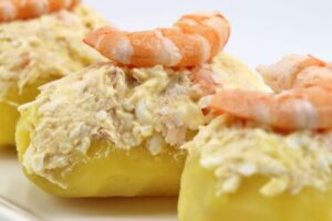 Patatas rellenas con ensaladilla de atún y gambas paso final