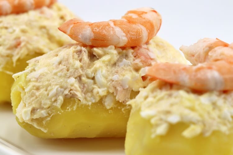 Patatas rellenas con ensaladilla de atún y gambas paso final