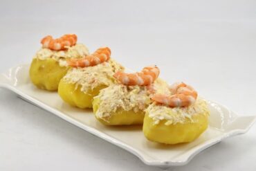 Patatas rellenas con ensaladilla de atún y gambas principal