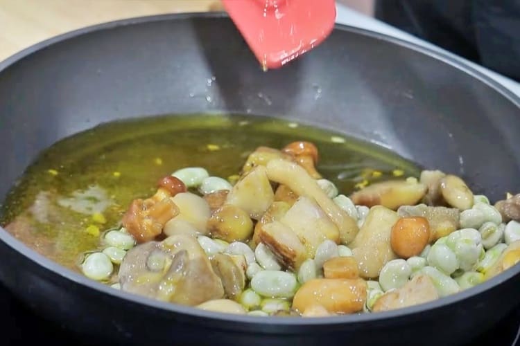 Caldereta de rape en paella paso 1