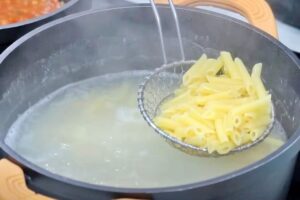 Macarrones con la salsa de Javier Romero paso 3