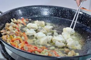 Caldereta de rape en paella paso 3