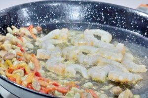 Caldereta de rape en paella paso 4