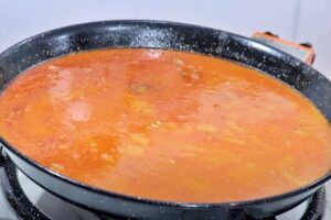 Caldereta de rape en paella paso 5