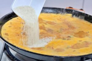 Caldereta de rape en paella paso 6