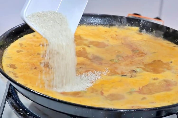 Caldereta de rape en paella paso 6