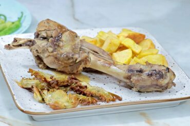 La mejor receta de cordero con patatas y alcachofas