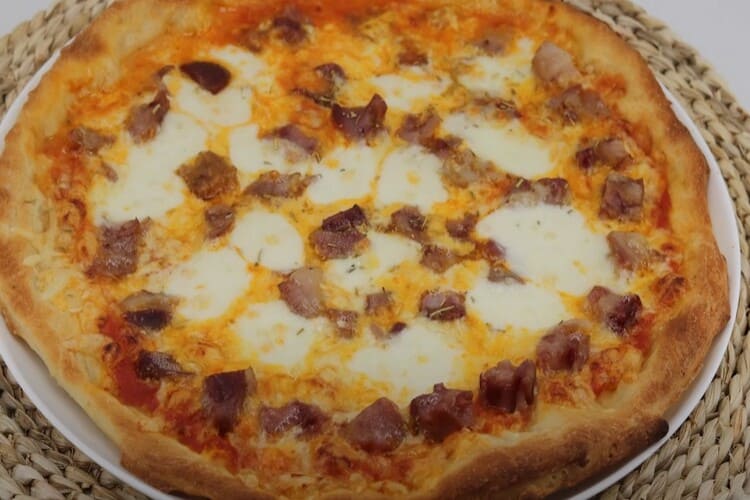 Pizza con morro de cerdo paso final
