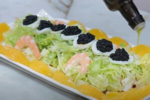 ensalada de langostinos con cítricos, paso final