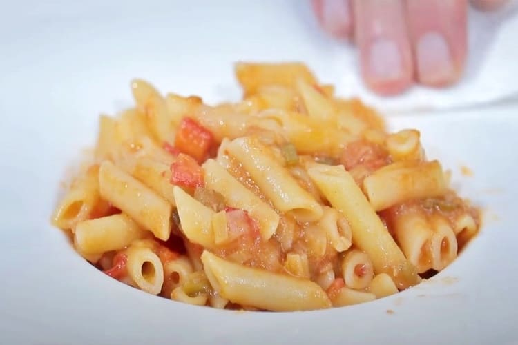 Macarrones con la salsa de Javier Romero paso final