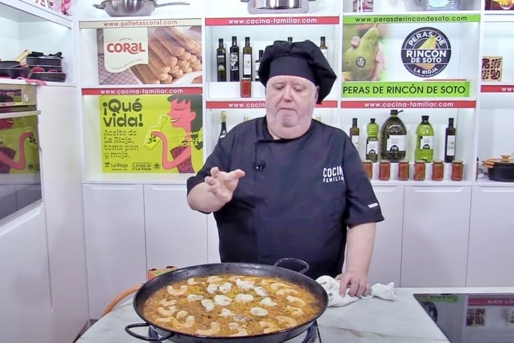 Caldereta de rape en paella paso final