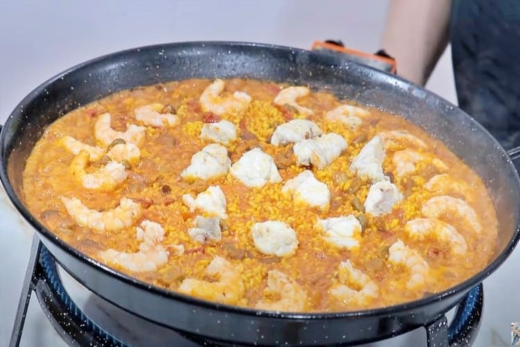 caldereta de rape en paella principal