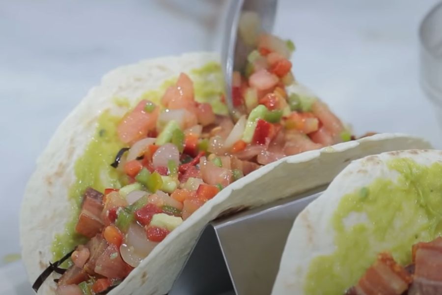 tacos con torreznos paso 4