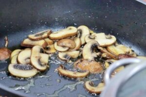 Macarrones con gambas y champiñones paso 1