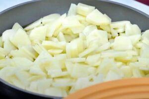 Tarta de tortilla de patata y jamón serrano paso 2