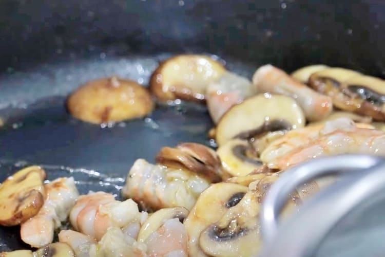 Macarrones con gambas y champiñones paso 2