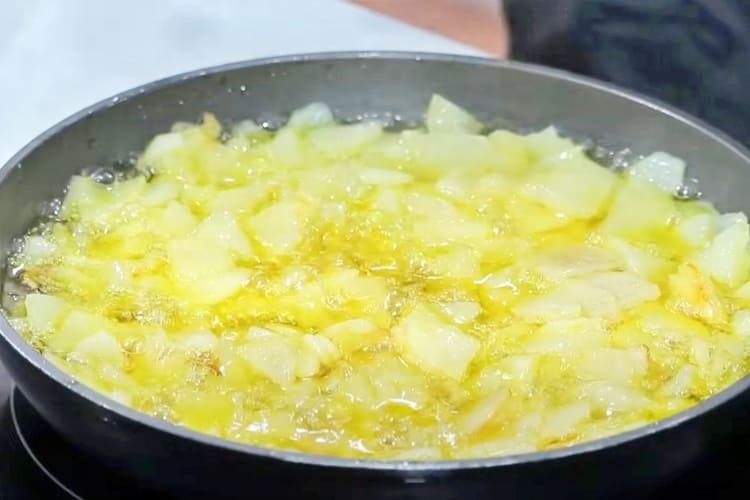 Tarta de tortilla de patata y jamón serrano paso 3