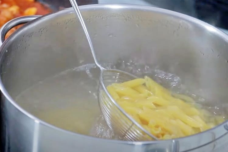 Macarrones con gambas y champiñones paso 4