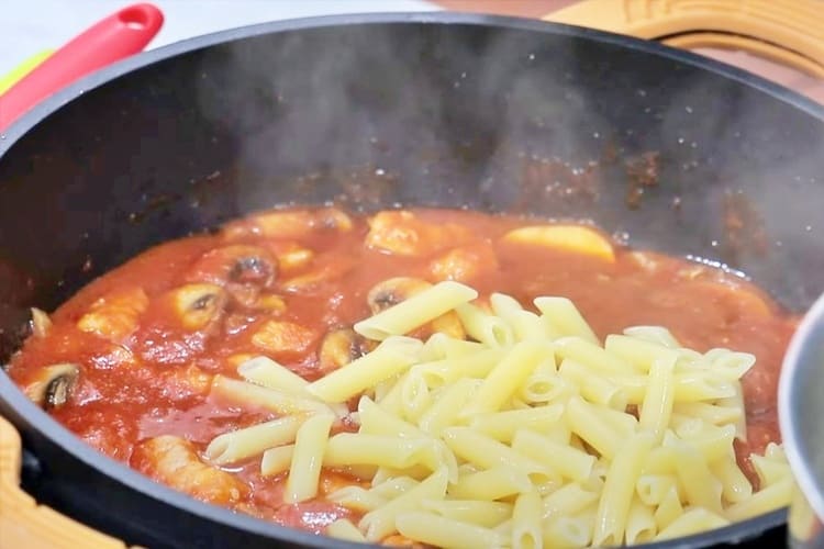 Macarrones con gambas y champiñones paso 5
