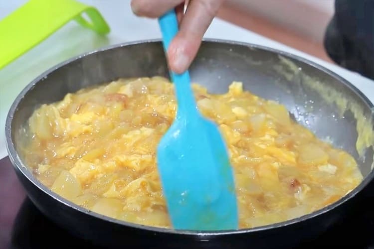 Tarta de tortilla de patata y jamón serrano paso 6