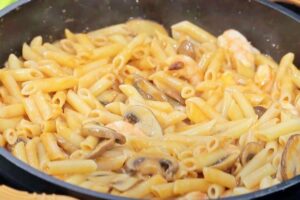 Macarrones con gambas y champiñones paso final