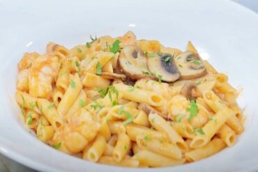 Macarrones con gambas y champiñones principal