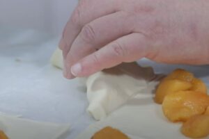 pañuelos de hojaldre rellenos de manzana paso 2