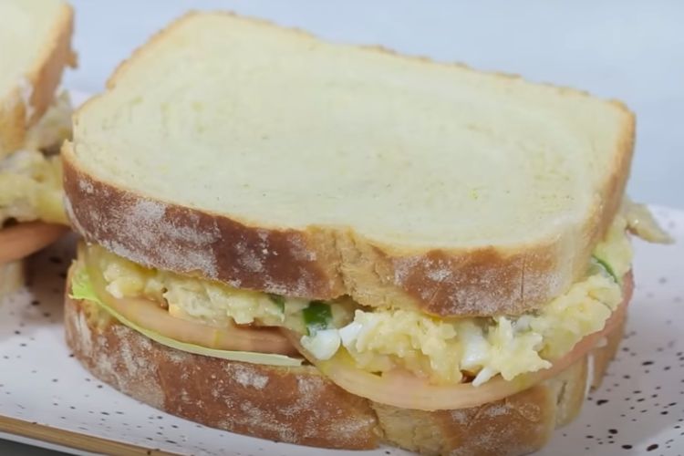 sándwich vegetal de ensaladilla rusa paso final