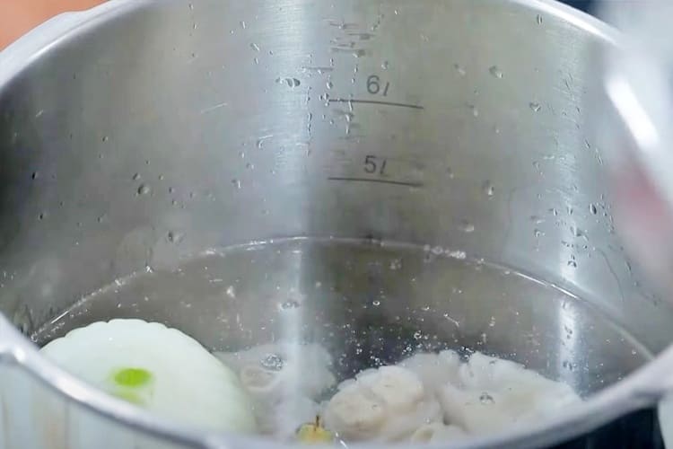 Manitas de cordero con tomate paso 2