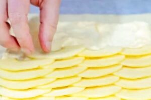 Tarta de manzana con hojaldre y crema paso 3