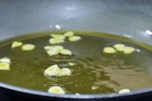 Bacalao con refrito de ajo, paso 1