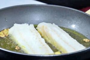 Bacalao con refrito de ajo, paso 2