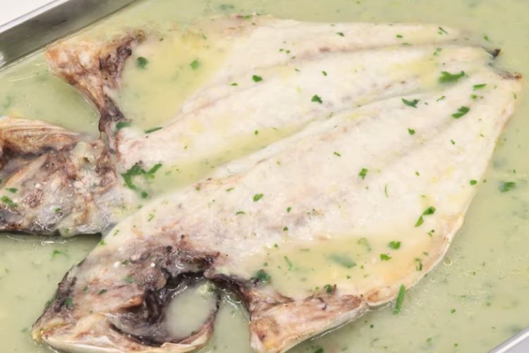 dorada a la espalda en salsa verde