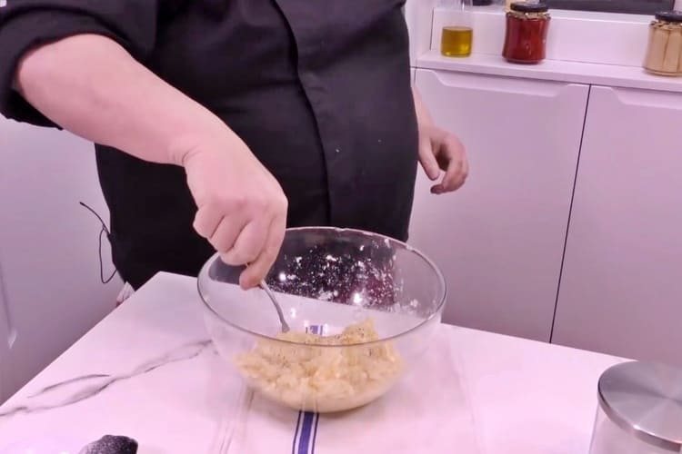 Lubina a la gallega con parmentier de anchoas paso 1