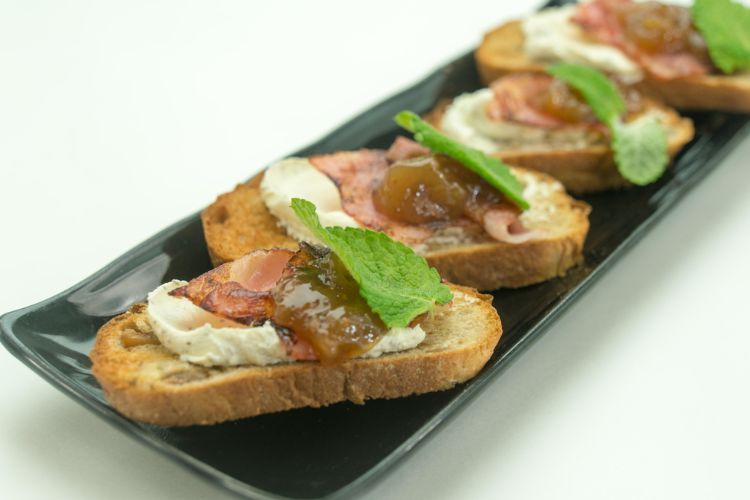 canapés con cebolla caramelizada