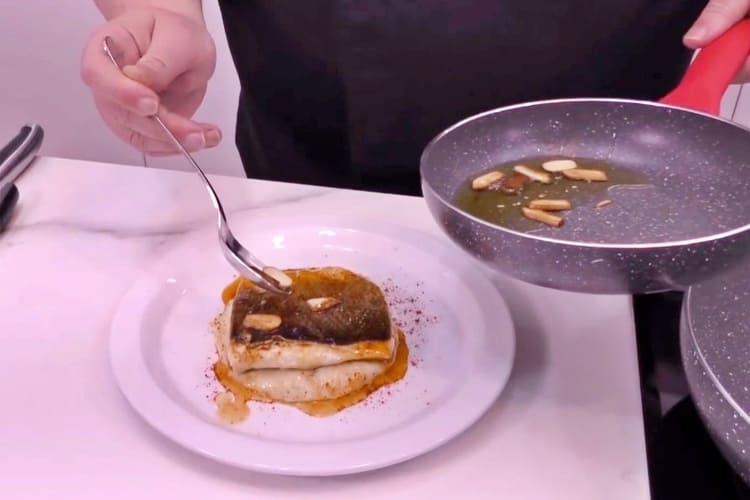 Lubina a la gallega con parmentier de anchoas paso 5