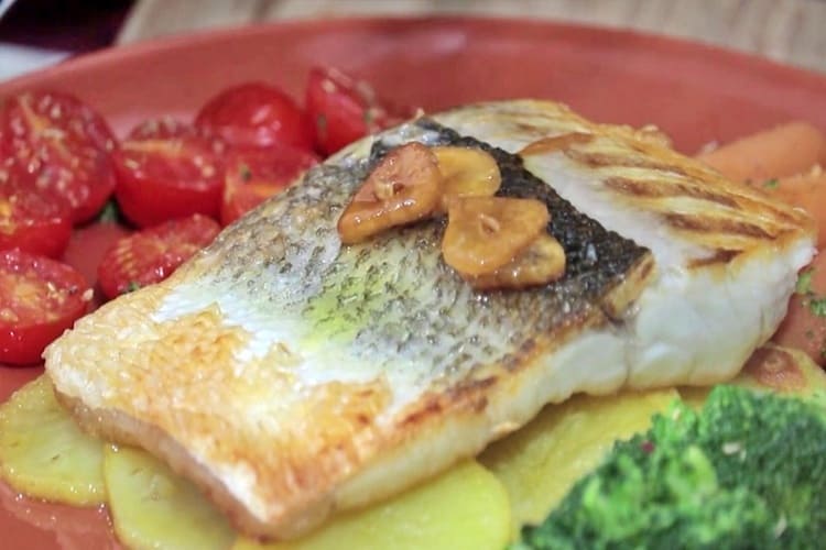 Lubina a la plancha con verduras crudité paso final