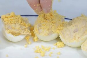 huevos rellenos variados paso 4